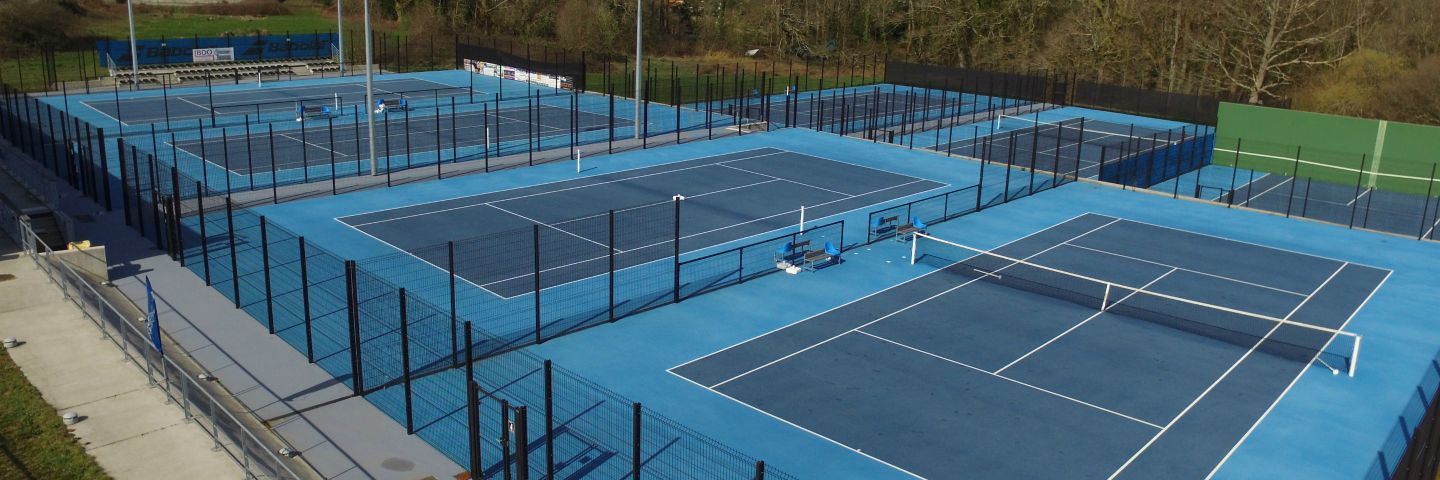 Creation de courts de tennis en resine acrylique et d'un terrain de beach tennis - Sportingsols