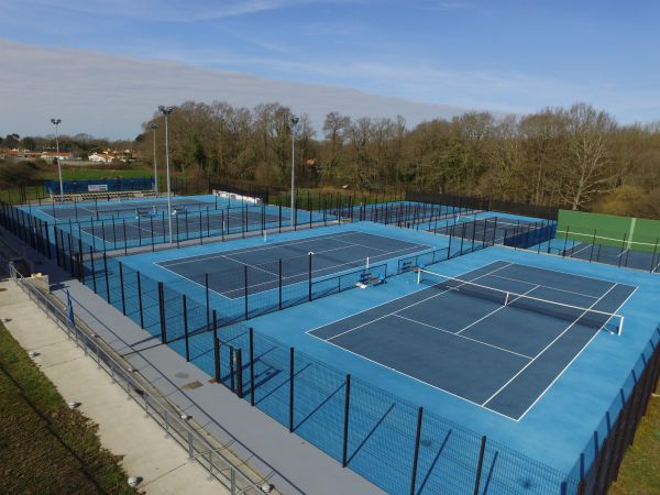 8 courts de tennis en resine acrylique et d'un terrain de beach tennis - Sportingsols