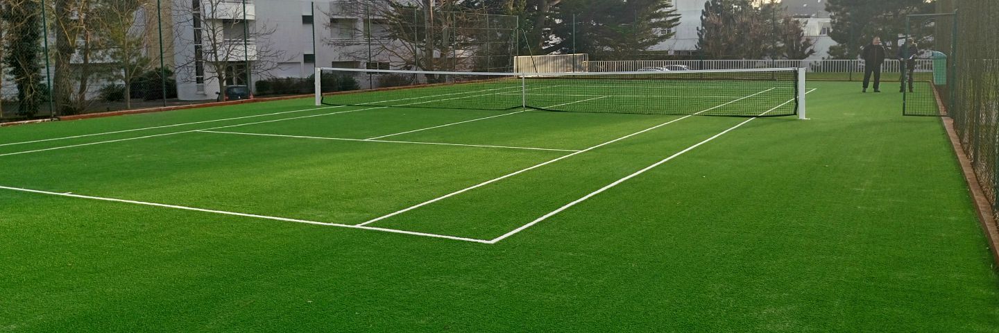 Court de tennis en gazon synthétique - Sportingsols, constructeur de sols sportifs pour tennis