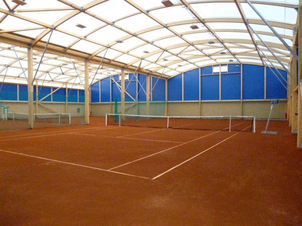 Court en terre battue pour tennis en intérieur - Sportingsols constructeur de terrains de tennis en intérieur