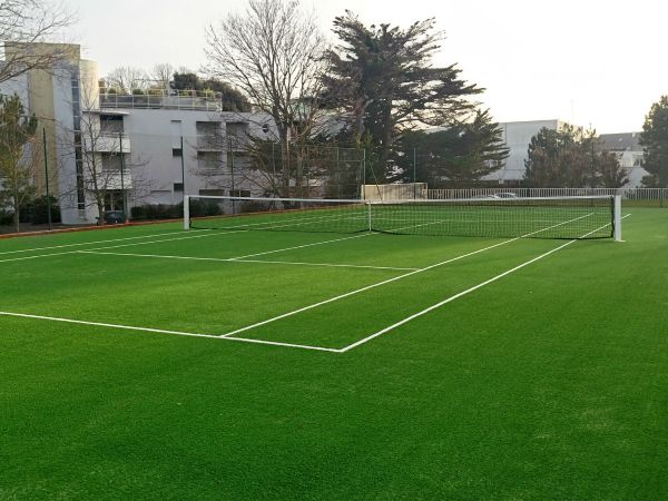 Création d'un court de tennis en gazon synthétique - Sportingsols constructeur de terrain gazon synthétique pour Tennis