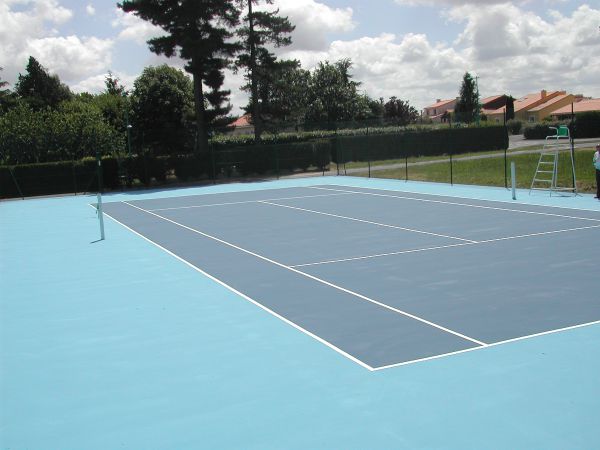 Réalisation d'un court en résine acrylique - Sportingsols, constructeur de courts de tennis en résine