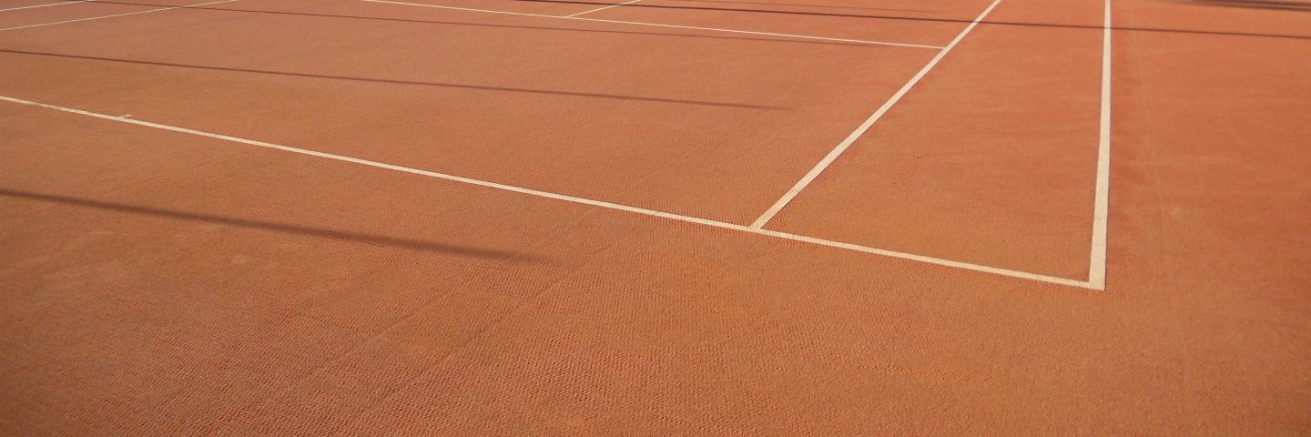 Terrain court de tennis extérieur artificiel - Sols sportifs Sportingsols