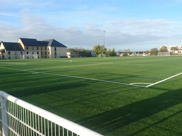 Terrain en gazon synthétique - Sportingsols, constructeur de terrain de football naturels synthétiques