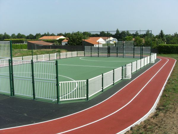 Terrain mutlisports barreaudé avec piste d'athlétisme - Sportingsols