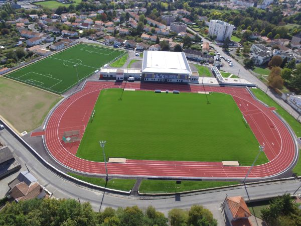 Terrain traditionnel à l'intérieur de piste d'athlétisme - Sportingsols