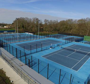 8 courts de tennis en resine acrylique et d'un terrain de beach tennis - Sportingsols