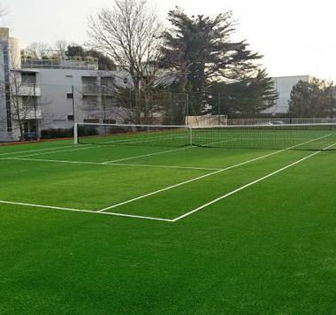 Création d'un court de tennis en gazon synthétique - Sportingsols constructeur de terrain gazon synthétique pour Tennis